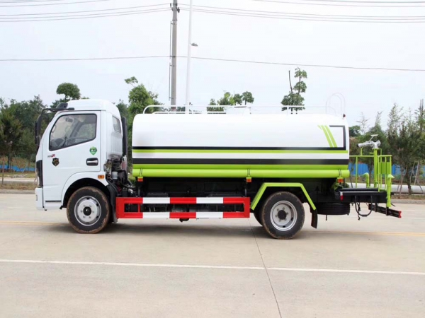 东风8方洒水车